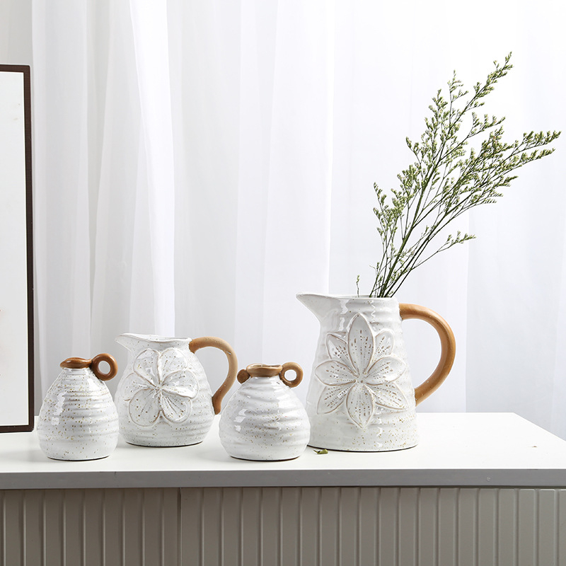 Skandináv stílusú porcelán váza fogantyúval (Anyag: egyszínű mázas porcelán; Márka: Mud; Kategória: Váza; Csomagolás: Egyszerű csomagolás)