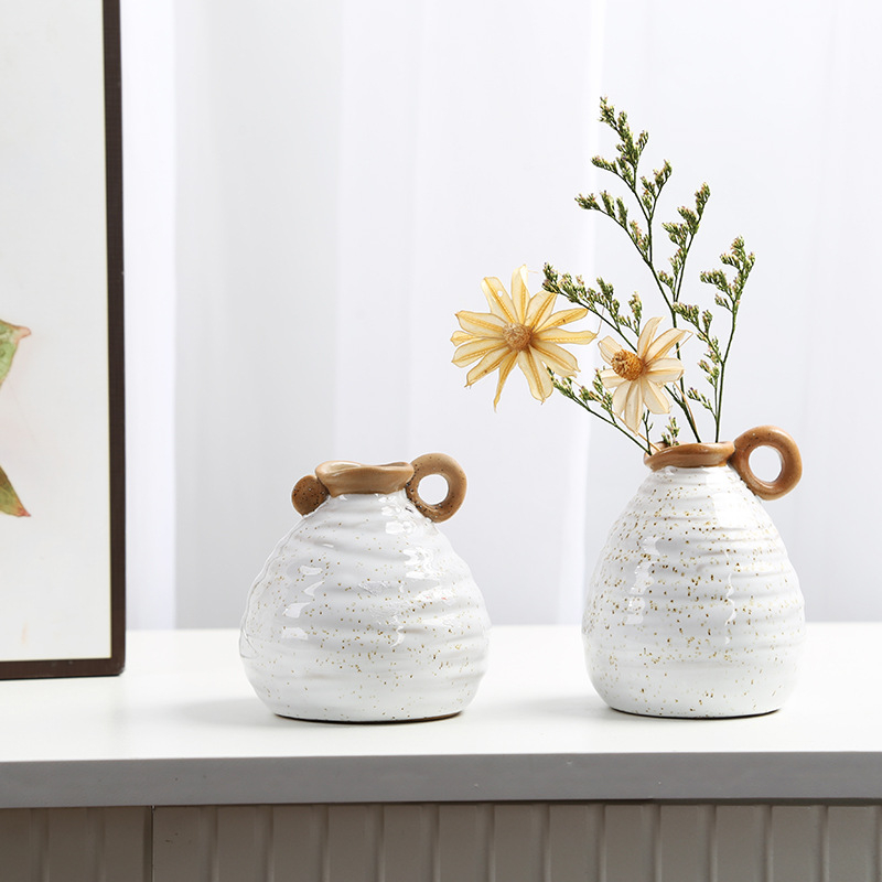 Skandináv stílusú porcelán váza fogantyúval (Anyag: egyszínű mázas porcelán; Márka: Mud; Kategória: Váza; Csomagolás: Egyszerű csomagolás)