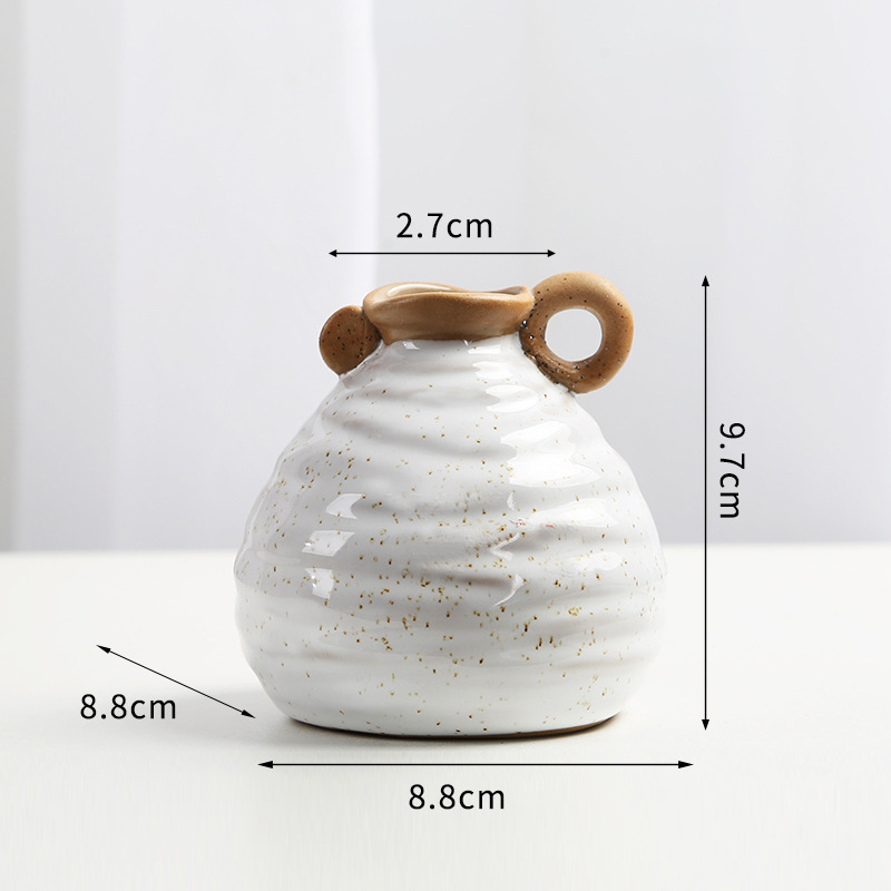 Skandináv stílusú porcelán váza fogantyúval (Anyag: egyszínű mázas porcelán; Márka: Mud; Kategória: Váza; Csomagolás: Egyszerű csomagolás)