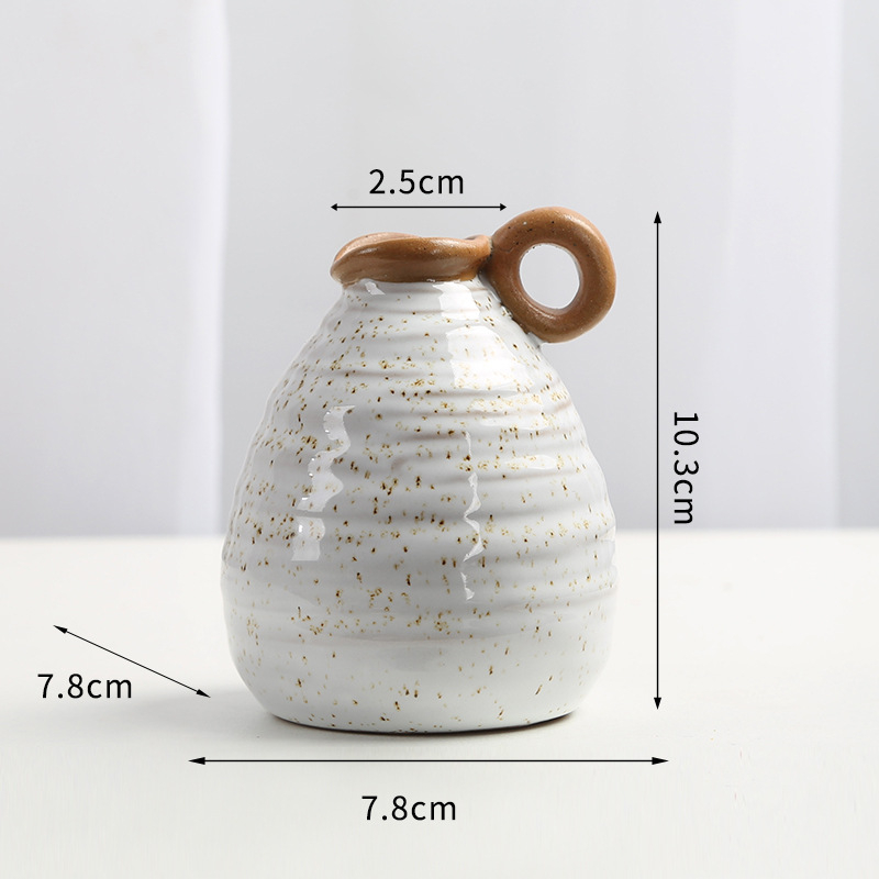 Skandináv stílusú porcelán váza fogantyúval (Anyag: egyszínű mázas porcelán; Márka: Mud; Kategória: Váza; Csomagolás: Egyszerű csomagolás)