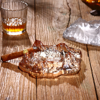 Stiklinė peleninė Europos stiliaus su ledyno ir sniego kalno motyvais; dekoratyvinis ir kolekcinis gaminys namams, barui ar biurui.