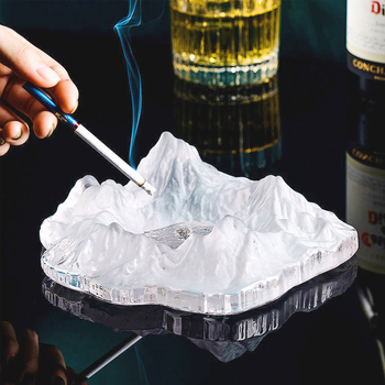 Stiklinė peleninė Europos stiliaus su ledyno ir sniego kalno motyvais; dekoratyvinis ir kolekcinis gaminys namams, barui ar biurui.