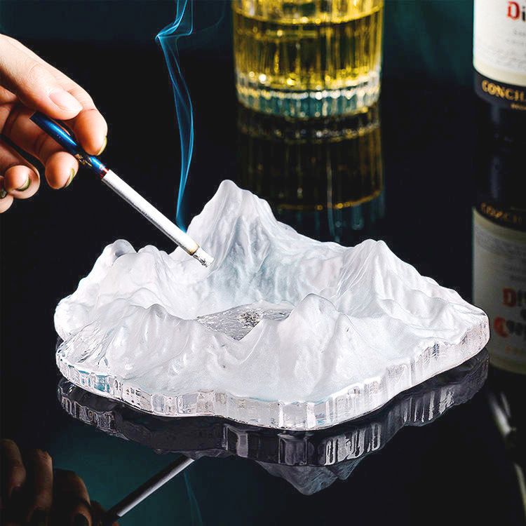 Stiklinė peleninė Europos stiliaus su ledyno ir sniego kalno motyvais; dekoratyvinis ir kolekcinis gaminys namams, barui ar biurui.