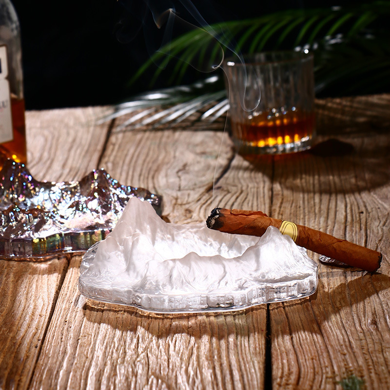 Stiklinė peleninė Europos stiliaus su ledyno ir sniego kalno motyvais; dekoratyvinis ir kolekcinis gaminys namams, barui ar biurui.