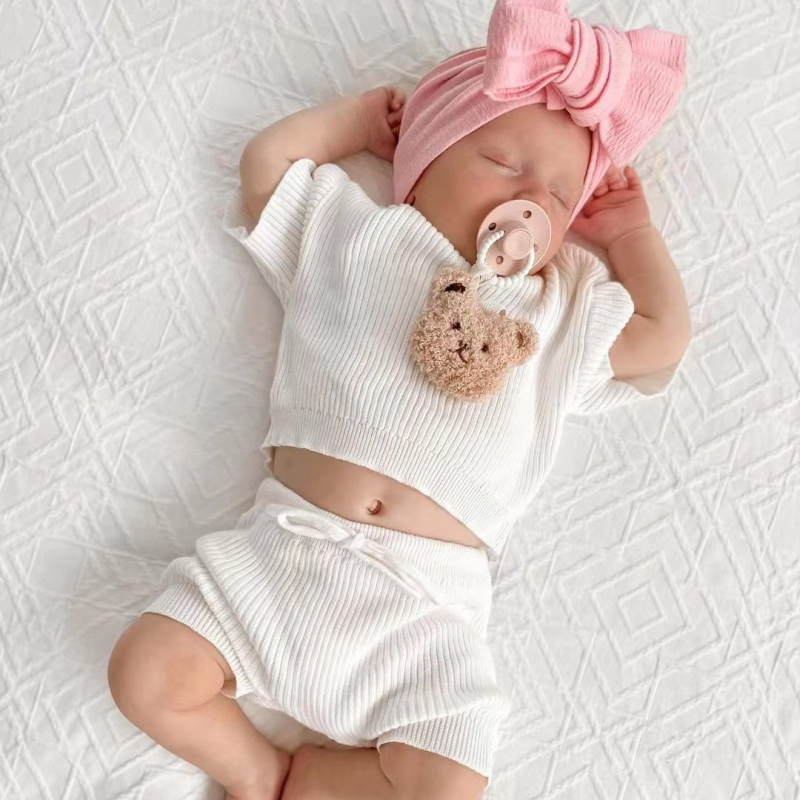 Kirjutatava nimega beebide luttihoidik plüüsmõmmiga, närimismis ja kruusi ripats – nime saab sisestada • polüester • eraldi pakend • beebidele vanuses 0–3 aastat