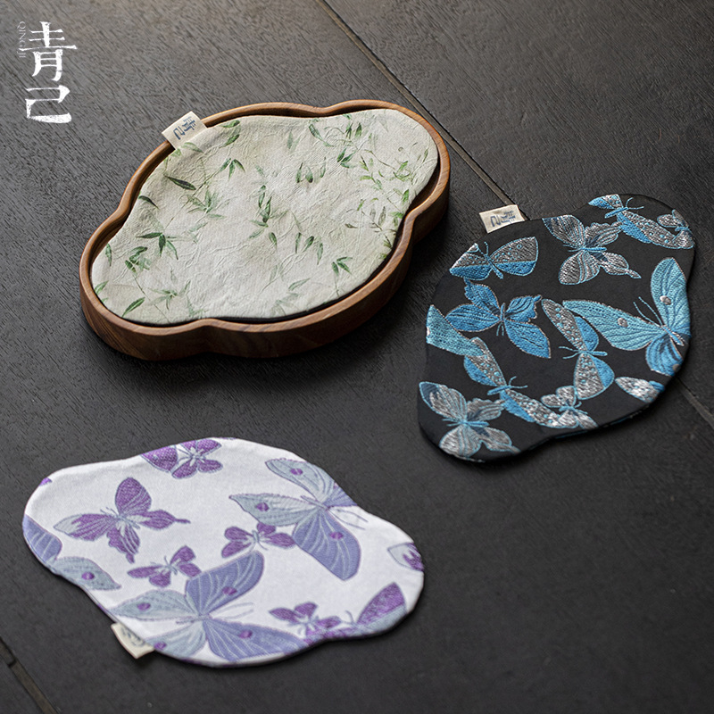 Moji rokdarbs valrūšu koka tējas ceremonijas komplekts – valrūšu koka tējas plāksne ar tējas paliktni un krūžu paliktņiem, pulēta virsma, gaišs luksusa stils, pielāgojams