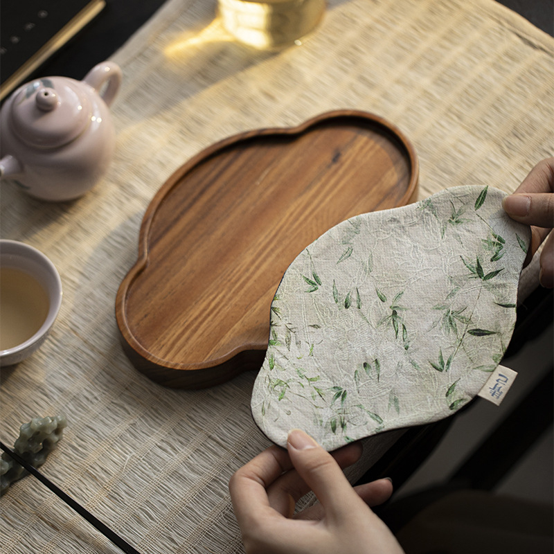 Moji rokdarbs valrūšu koka tējas ceremonijas komplekts – valrūšu koka tējas plāksne ar tējas paliktni un krūžu paliktņiem, pulēta virsma, gaišs luksusa stils, pielāgojams