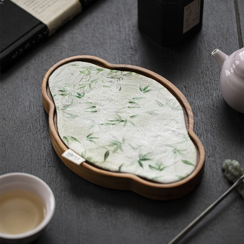 Moji rokdarbs valrūšu koka tējas ceremonijas komplekts – valrūšu koka tējas plāksne ar tējas paliktni un krūžu paliktņiem, pulēta virsma, gaišs luksusa stils, pielāgojams