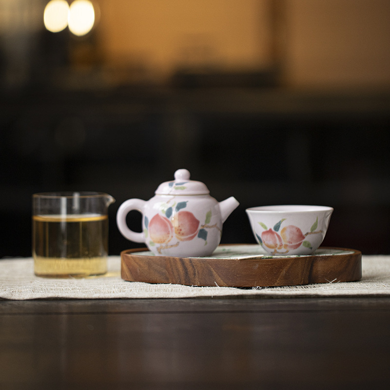 Moji rokdarbs valrūšu koka tējas ceremonijas komplekts – valrūšu koka tējas plāksne ar tējas paliktni un krūžu paliktņiem, pulēta virsma, gaišs luksusa stils, pielāgojams