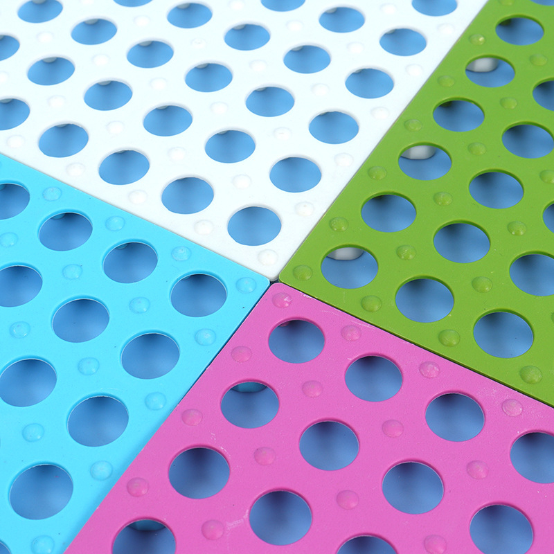 Plastmasas interlocking pretslīdējošā paklājiņš vannas istabai un tualetei – mūsdienīgs minimālisks dizains, mazgājams, piemērots virtuvei, vannas istabai un tualetei; viegli savienojas.