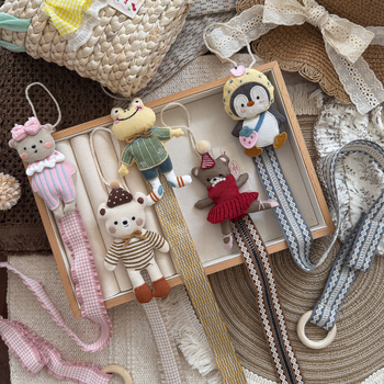 Karikatuurne karu ja konna juukseaksessuaaride hoiustamise ripats — lapp, käsitöö, ristkülikukujuline seinakõrvar juuksekummide ja juukseklambrite jaoks