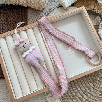 Karikatuurne karu ja konna juukseaksessuaaride hoiustamise ripats — lapp, käsitöö, ristkülikukujuline seinakõrvar juuksekummide ja juukseklambrite jaoks