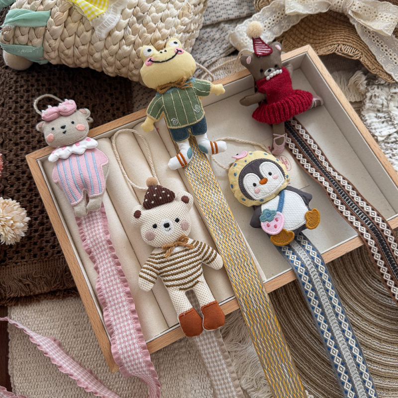 Karikatuurne karu ja konna juukseaksessuaaride hoiustamise ripats — lapp, käsitöö, ristkülikukujuline seinakõrvar juuksekummide ja juukseklambrite jaoks