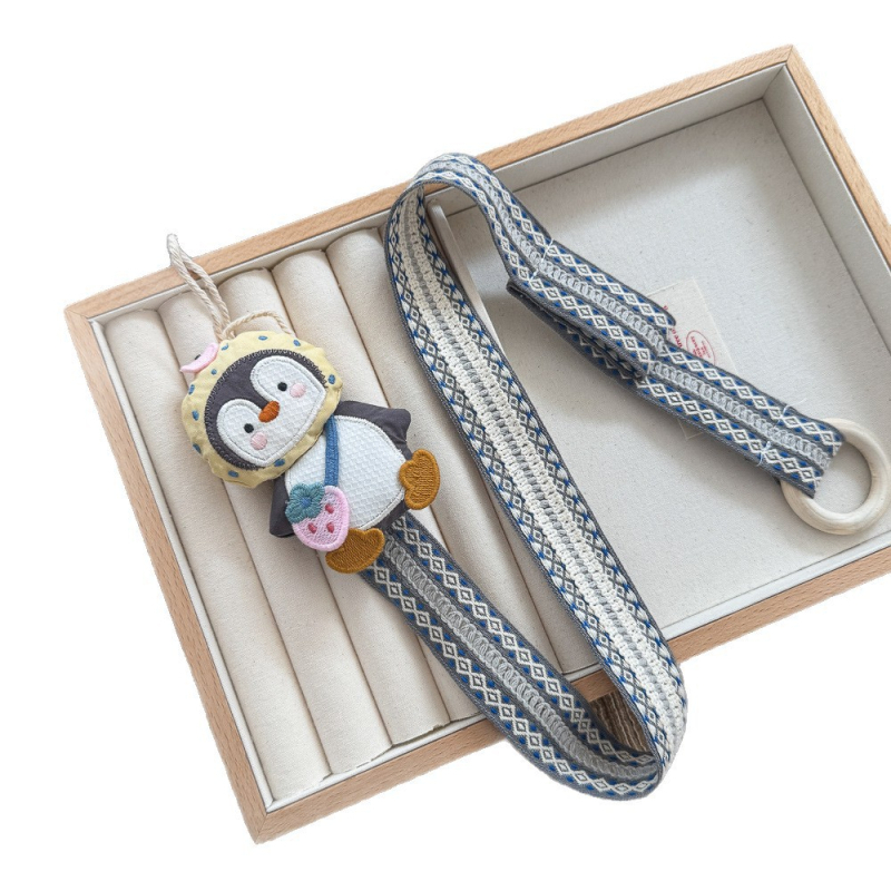 Karikatuurne karu ja konna juukseaksessuaaride hoiustamise ripats — lapp, käsitöö, ristkülikukujuline seinakõrvar juuksekummide ja juukseklambrite jaoks