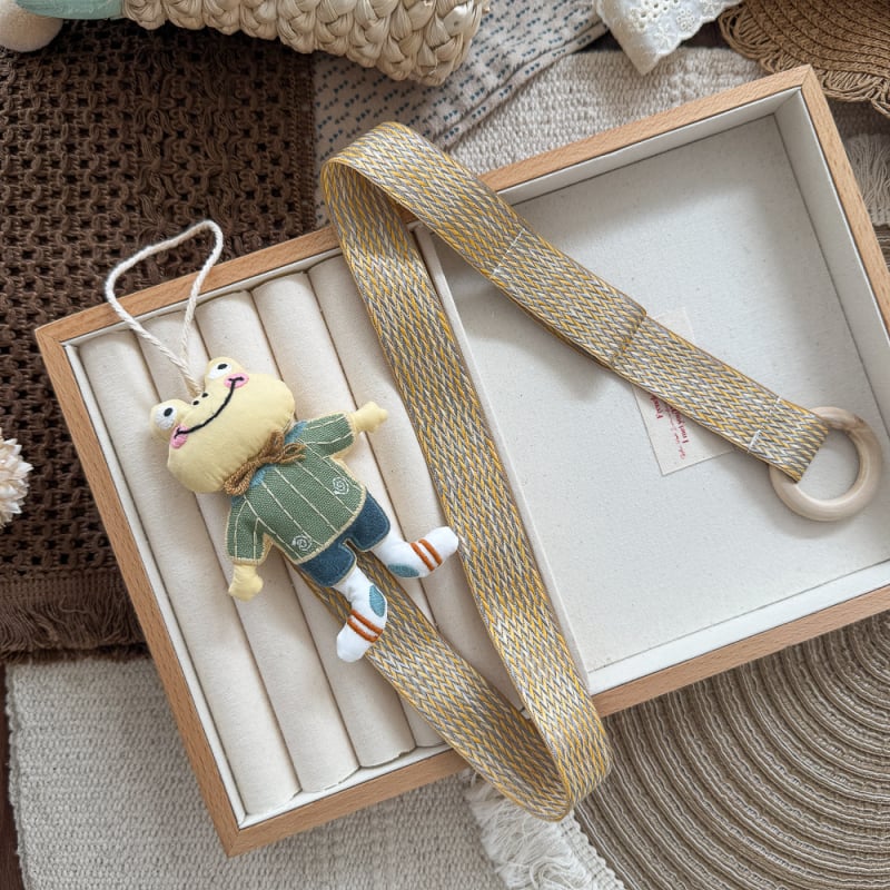 Karikatuurne karu ja konna juukseaksessuaaride hoiustamise ripats — lapp, käsitöö, ristkülikukujuline seinakõrvar juuksekummide ja juukseklambrite jaoks