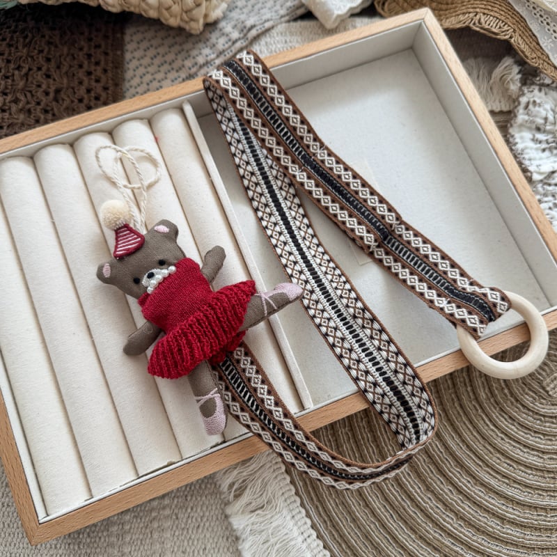 Karikatuurne karu ja konna juukseaksessuaaride hoiustamise ripats — lapp, käsitöö, ristkülikukujuline seinakõrvar juuksekummide ja juukseklambrite jaoks