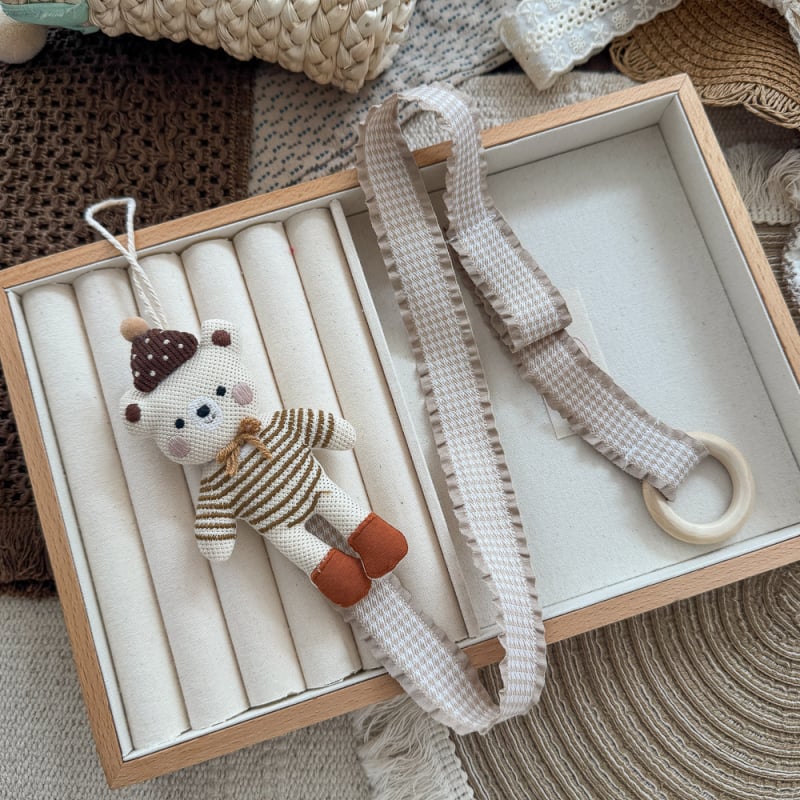 Karikatuurne karu ja konna juukseaksessuaaride hoiustamise ripats — lapp, käsitöö, ristkülikukujuline seinakõrvar juuksekummide ja juukseklambrite jaoks