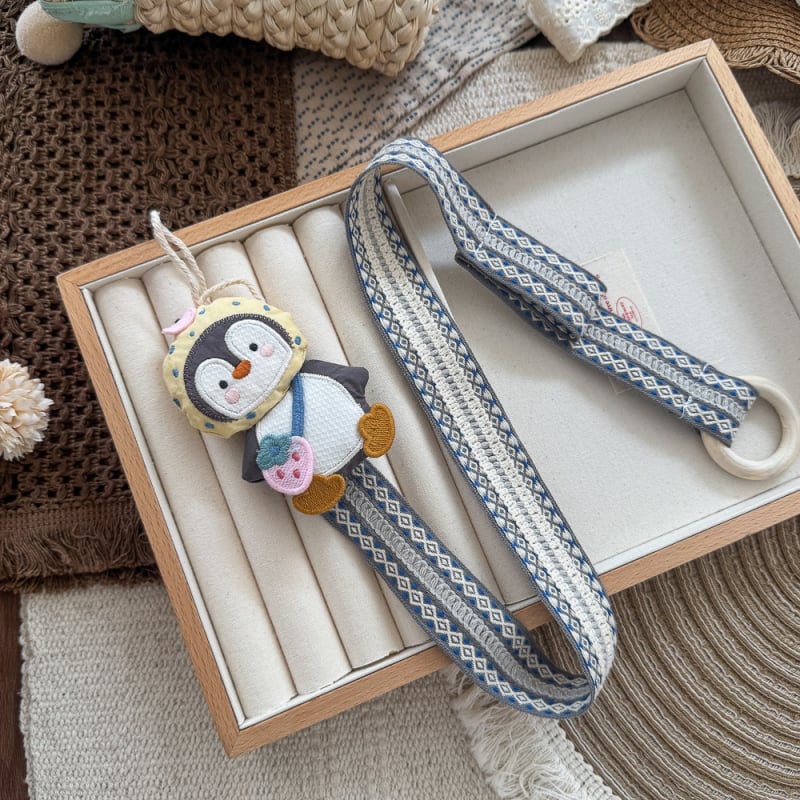 Karikatuurne karu ja konna juukseaksessuaaride hoiustamise ripats — lapp, käsitöö, ristkülikukujuline seinakõrvar juuksekummide ja juukseklambrite jaoks