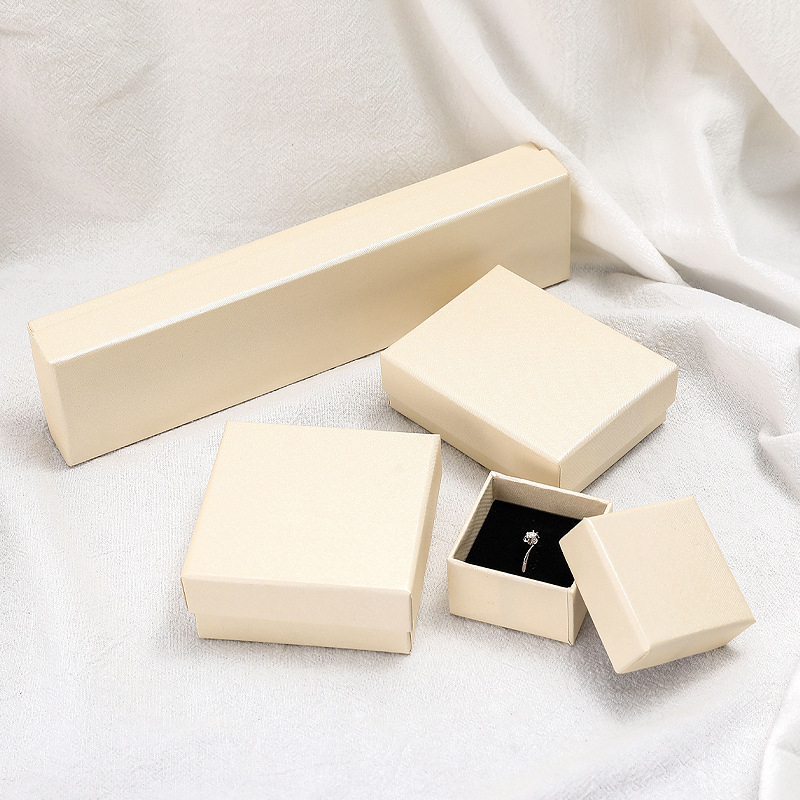 Κουτί κοσμημάτων από χαρτόνι με διακοσμητικό χαρτί, κατάλληλο για συσκευασία κοσμημάτων, με εσωτερικές επενδύσεις από αφρό