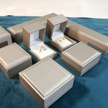 Κουτί κοσμημάτων από PU δέρμα με παχιά άκρα και βουρτσισμένο φινίρισμα; Υλικό: PU δέρμα + εσωτερικός καουτσούκ; Κατάλληλο για αποθήκευση κοσμημάτων: δαχτυλίδια, βραχιόλια, κολιέ, σκουλαρίκια και κοσμήματα με μαργαριτάρια