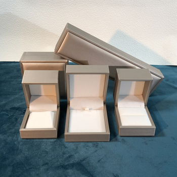 Κουτί κοσμημάτων από PU δέρμα με παχιά άκρα και βουρτσισμένο φινίρισμα; Υλικό: PU δέρμα + εσωτερικός καουτσούκ; Κατάλληλο για αποθήκευση κοσμημάτων: δαχτυλίδια, βραχιόλια, κολιέ, σκουλαρίκια και κοσμήματα με μαργαριτάρια