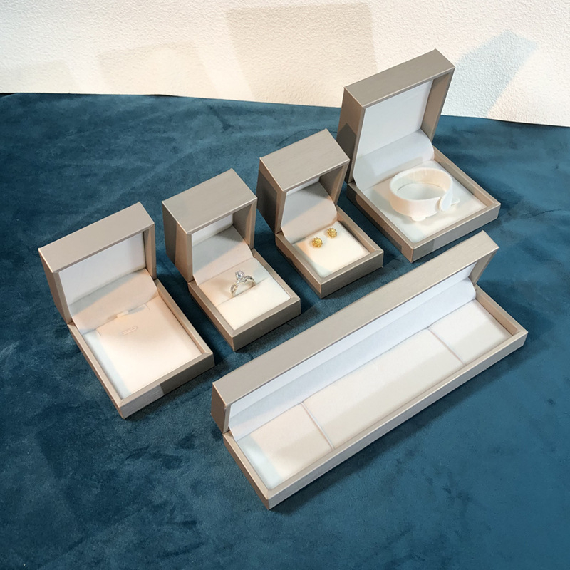 Κουτί κοσμημάτων από PU δέρμα με παχιά άκρα και βουρτσισμένο φινίρισμα; Υλικό: PU δέρμα + εσωτερικός καουτσούκ; Κατάλληλο για αποθήκευση κοσμημάτων: δαχτυλίδια, βραχιόλια, κολιέ, σκουλαρίκια και κοσμήματα με μαργαριτάρια