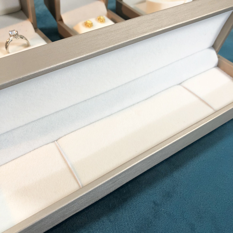 Κουτί κοσμημάτων από PU δέρμα με παχιά άκρα και βουρτσισμένο φινίρισμα; Υλικό: PU δέρμα + εσωτερικός καουτσούκ; Κατάλληλο για αποθήκευση κοσμημάτων: δαχτυλίδια, βραχιόλια, κολιέ, σκουλαρίκια και κοσμήματα με μαργαριτάρια