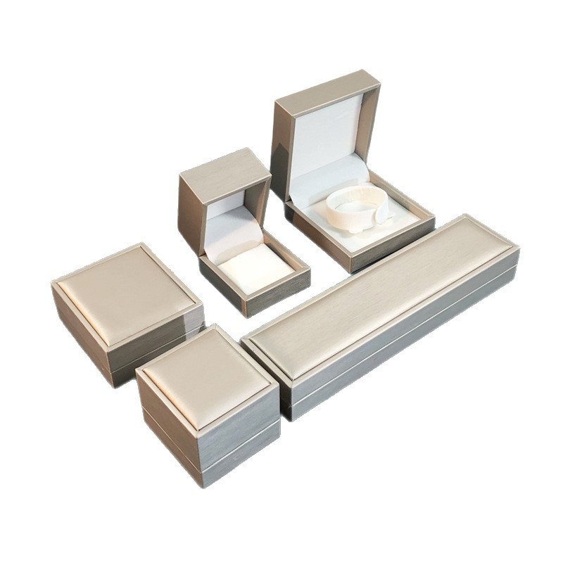 Κουτί κοσμημάτων από PU δέρμα με παχιά άκρα και βουρτσισμένο φινίρισμα; Υλικό: PU δέρμα + εσωτερικός καουτσούκ; Κατάλληλο για αποθήκευση κοσμημάτων: δαχτυλίδια, βραχιόλια, κολιέ, σκουλαρίκια και κοσμήματα με μαργαριτάρια