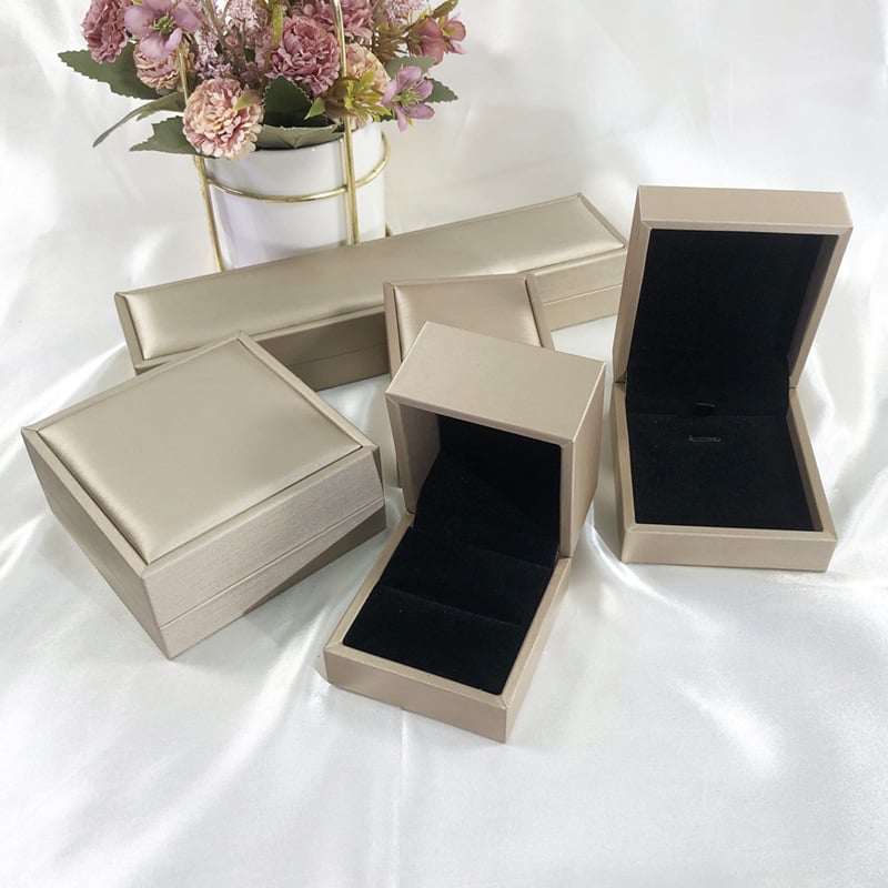 Κουτί κοσμημάτων από PU δέρμα με παχιά άκρα και βουρτσισμένο φινίρισμα; Υλικό: PU δέρμα + εσωτερικός καουτσούκ; Κατάλληλο για αποθήκευση κοσμημάτων: δαχτυλίδια, βραχιόλια, κολιέ, σκουλαρίκια και κοσμήματα με μαργαριτάρια