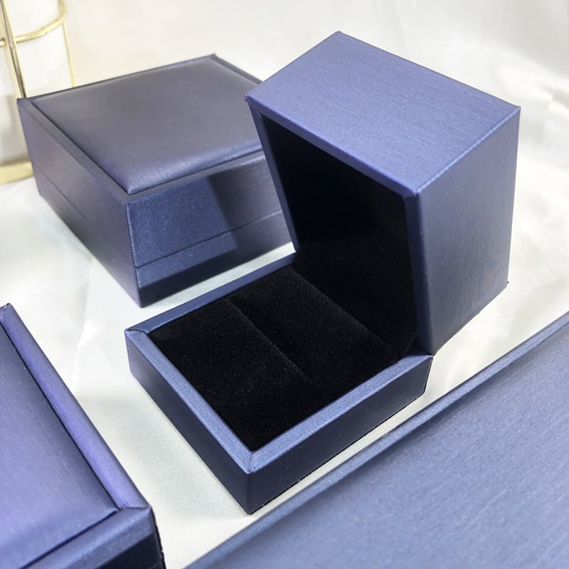 Κουτί κοσμημάτων από PU δέρμα με παχιά άκρα και βουρτσισμένο φινίρισμα; Υλικό: PU δέρμα + εσωτερικός καουτσούκ; Κατάλληλο για αποθήκευση κοσμημάτων: δαχτυλίδια, βραχιόλια, κολιέ, σκουλαρίκια και κοσμήματα με μαργαριτάρια
