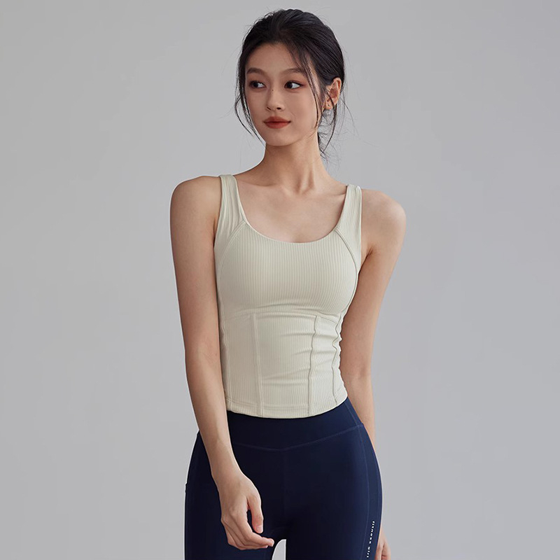 Jednodelni sportski top bez rukava s čvrstim potporom i jastučićem; pogodan za trčanje i jogu; glavni materijal: 75% najlon; podstava: 25% spandex; veličina šalice 3/4; srednji oblik kalupa; fiksni dvostruki naramenice