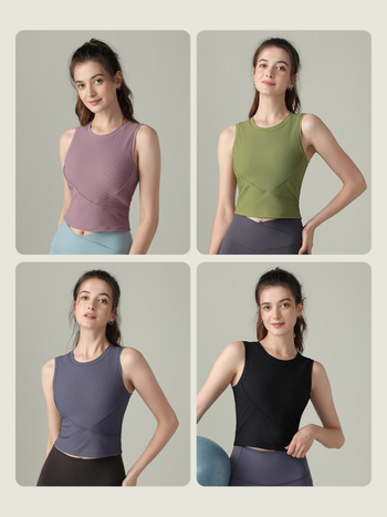 Moterų be rankovių bėgimo toppas su ribos tekstūra ir krūties pagalvėle – kvėpuojanti medžiaga, nailonas 75% / spandeksas 25%, siauras kirpimas, liemens ilgis