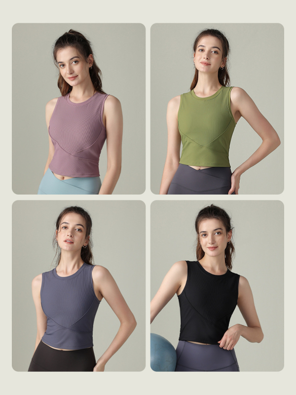 Moterų be rankovių bėgimo toppas su ribos tekstūra ir krūties pagalvėle – kvėpuojanti medžiaga, nailonas 75% / spandeksas 25%, siauras kirpimas, liemens ilgis