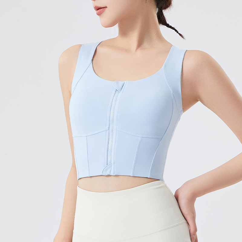 Női sportos front-zip felső, nylon 80% / elasztán 20%, 3/4-es kosár közepes formázással, fényes egyrészes dizájn, rögzített dupla vállpántok