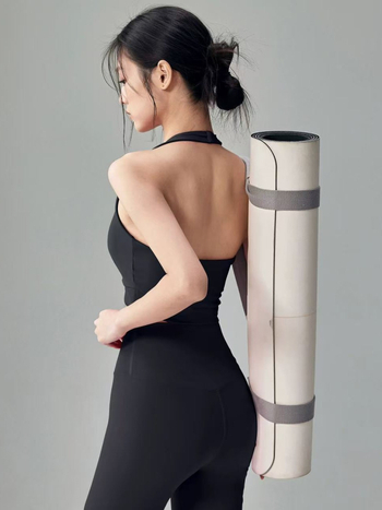 Jóga egyberészes, gyorsan száradó női sportmelltartó, párnázott, teljes kosár, közepes formázás, rögzített halter pántok, anyag: nylon 80% + spandex 20%