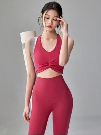 Jóga egyberészes, gyorsan száradó női sportmelltartó, párnázott, teljes kosár, közepes formázás, rögzített halter pántok, anyag: nylon 80% + spandex 20%