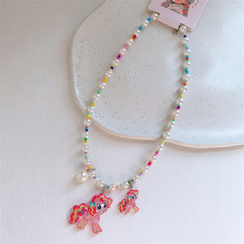 Helmkaelakee ponni ripatsiga — Korea stiilis, plastik/resiin, palliketi, 3–10 aastat