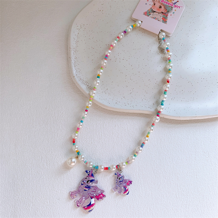 Helmkaelakee ponni ripatsiga — Korea stiilis, plastik/resiin, palliketi, 3–10 aastat