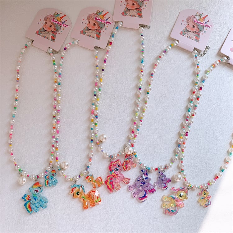 Helmkaelakee ponni ripatsiga — Korea stiilis, plastik/resiin, palliketi, 3–10 aastat