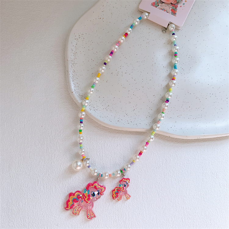 Helmkaelakee ponni ripatsiga — Korea stiilis, plastik/resiin, palliketi, 3–10 aastat