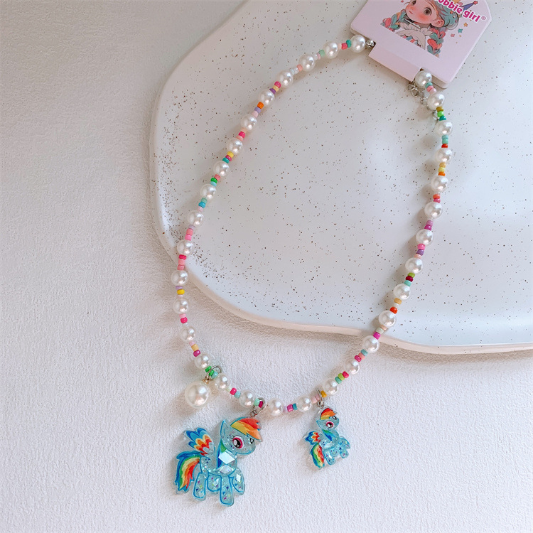 Helmkaelakee ponni ripatsiga — Korea stiilis, plastik/resiin, palliketi, 3–10 aastat