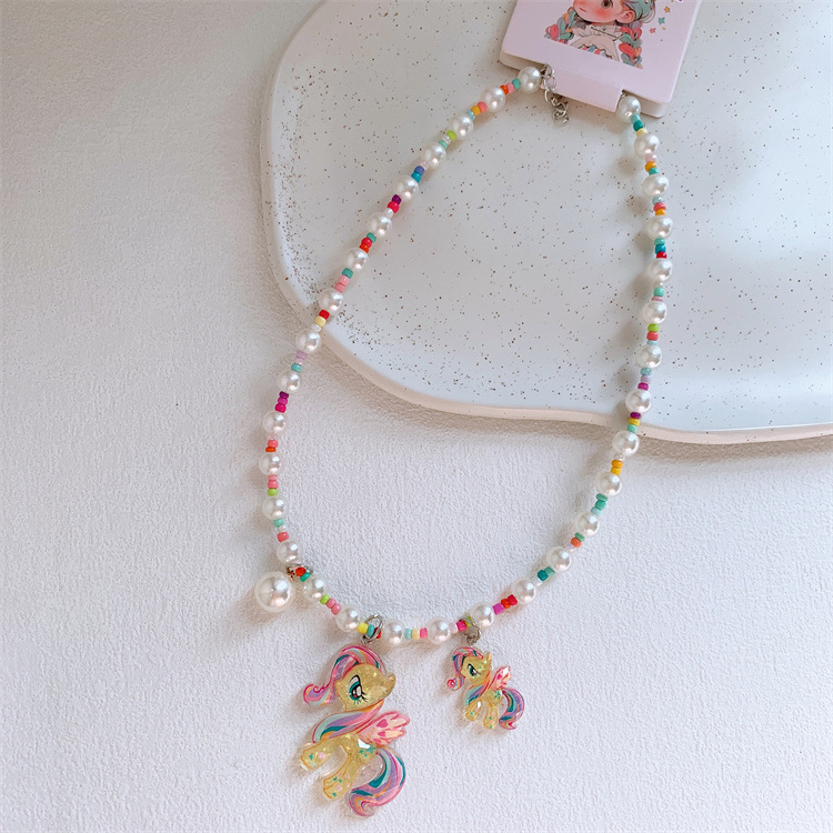 Helmkaelakee ponni ripatsiga — Korea stiilis, plastik/resiin, palliketi, 3–10 aastat