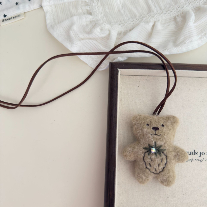 Kaelakee - käsitsi valmistatud plüüsloom lastele, kangasmaterjal, 2025 sügis, tootmise number 1139