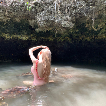 Costum de baie întreg, fără spate, cu susținere push-up și cupe pentru bust; material nylon 81–90% cu căptușeală poliester; uscare rapidă, elasticitate înaltă