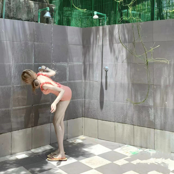 Costum de baie întreg, fără spate, cu susținere push-up și cupe pentru bust; material nylon 81–90% cu căptușeală poliester; uscare rapidă, elasticitate înaltă