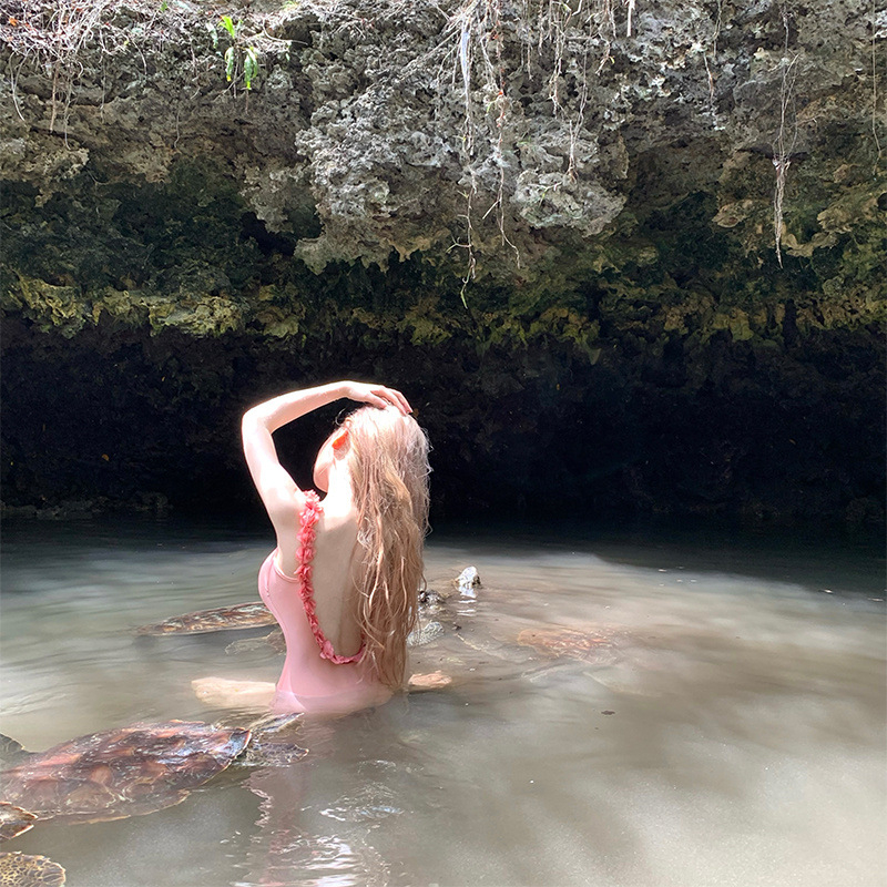 Costum de baie întreg, fără spate, cu susținere push-up și cupe pentru bust; material nylon 81–90% cu căptușeală poliester; uscare rapidă, elasticitate înaltă