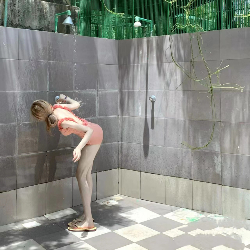 Costum de baie întreg, fără spate, cu susținere push-up și cupe pentru bust; material nylon 81–90% cu căptușeală poliester; uscare rapidă, elasticitate înaltă