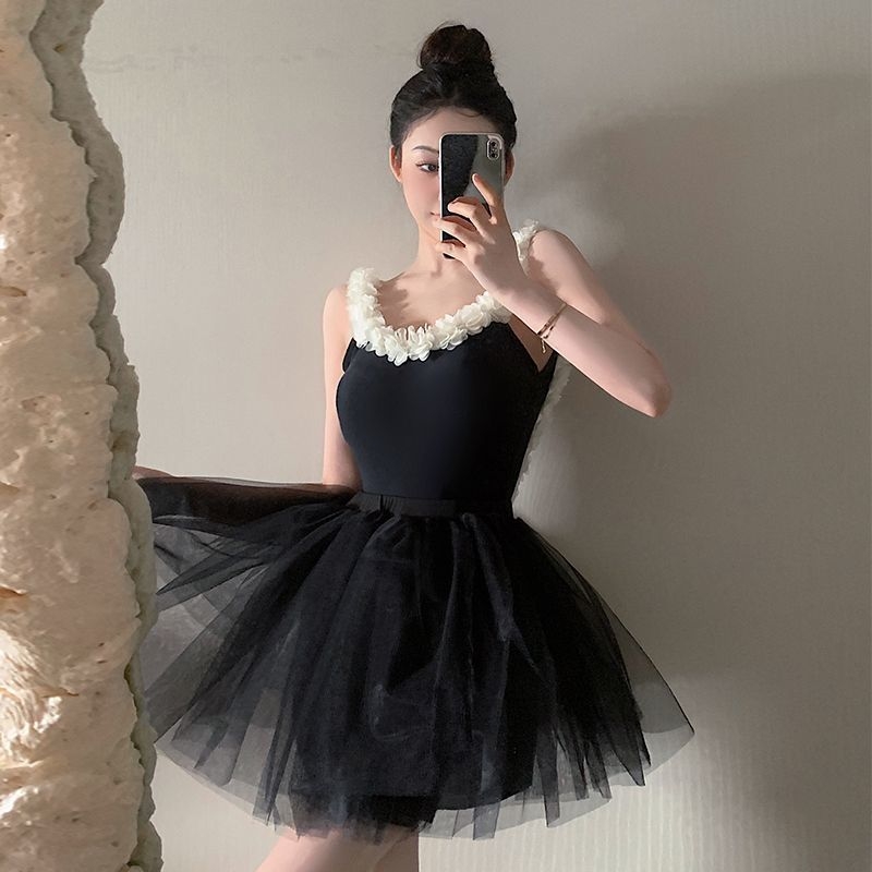 Costum de baie întreg, fără spate, cu susținere push-up și cupe pentru bust; material nylon 81–90% cu căptușeală poliester; uscare rapidă, elasticitate înaltă