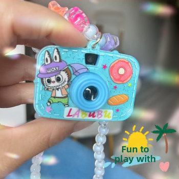 Kaelakee karikatüüriga ripats, plastik-resiin materjal, kunstlik kristall, pärlidega dekoratsioon