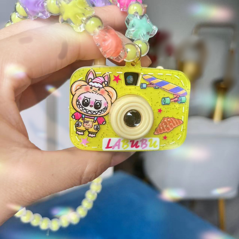 Kaelakee karikatüüriga ripats, plastik-resiin materjal, kunstlik kristall, pärlidega dekoratsioon